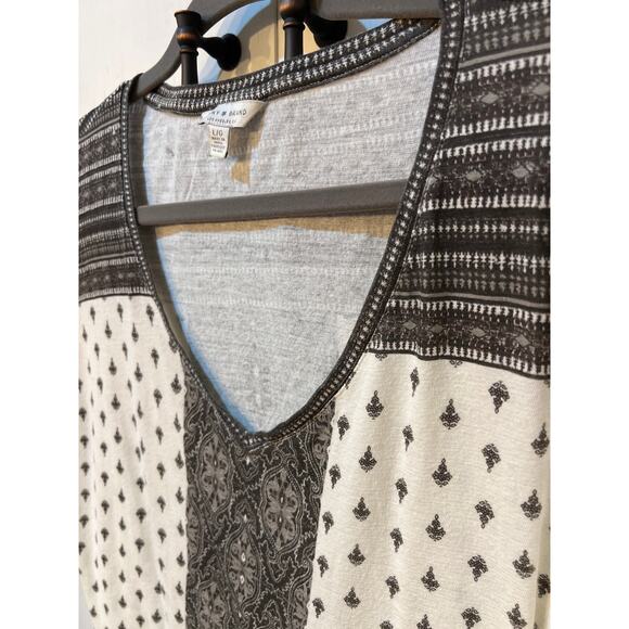 Lucky Brand Boho Beige Gray Print V Neck Short Sleeve Top Size Large - Picture 3 of 7
